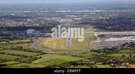 Vue aérienne vers le bas à l'approche piste à l'Aéroport International de Birmingham, UK Banque D'Images