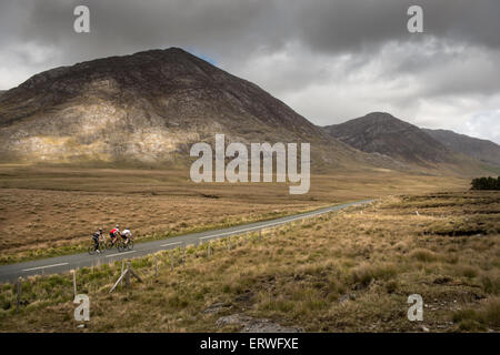 À vélo dans la région du parc national de Connemara Galway, Irlande Banque D'Images