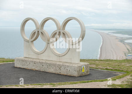 Les anneaux olympiques sur Portland Bill, à plus de plage de Chesil, Dorset, Angleterre Banque D'Images