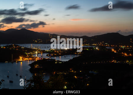 Plus de crépuscule et de Nelson Ports Falmouth vu de Shirley Heights, Falmouth, Antigua Banque D'Images