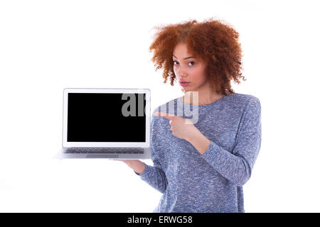 Black African American Student girl holding pointant à l'écran, sur fond blanc Banque D'Images