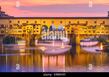 Arno et le Ponte Vecchio au coucher du soleil, Florence, Italie Banque D'Images