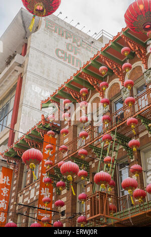 Lanternes étendus dehors bâtiment sur Grant Street dans le quartier chinois, San Francisco, California, USA Banque D'Images
