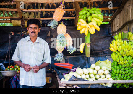 Ville sacrée d'Anuradhapura, étal de fruits propriétaire, Sri Lanka, Asia Banque D'Images