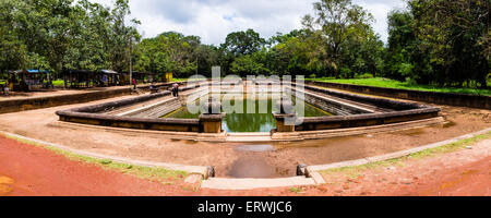 Ville sacrée d'Anuradhapura, Twin Ponds (Kuttam Pokuna), Triangle culturel, au Sri Lanka, en Asie Banque D'Images