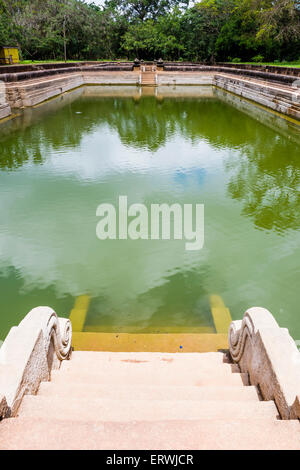 Ville sacrée d'Anuradhapura, Twin Ponds (Kuttam Pokuna), Triangle culturel, au Sri Lanka, en Asie Banque D'Images