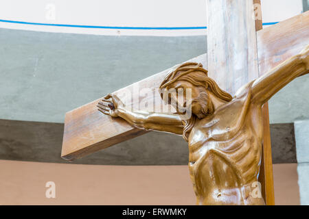 Bois sculpté une statue de la Crucifixion de Jésus Christ Banque D'Images