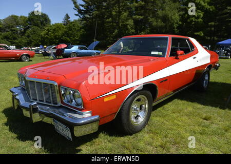 Old Westbury, New York, United States. 7 juin 2015. Rouge et Blanc 1976 Ford Gran Torino, propriété de Peter Caiola, est à l'honneur dans le 50e rapport annuel de printemps Répondre Car Show parrainé par le grand New York Region d' Automobile Club d'Amérique. La voiture, c'est comme les Starksy et Hutch TV show car. Plus de 1 000 meubles anciens, classique, et les voitures personnalisées a participé à la populaire Long Island vintage car show qui a eu lieu à l'historique Old Westbury Gardens. Banque D'Images