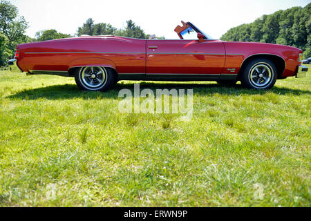 Old Westbury, New York, United States. 7 juin 2015. Une Pontiac Grand Ville rouge 1975 décapotable, vu du côté droit, est illustré à la 50e rencontre annuelle de printemps Car Show parrainé par le grand New York Region d' Automobile Club d'Amérique. Plus de 1 000 meubles anciens, classique, et les voitures personnalisées a participé à la populaire Long Island vintage car show qui a eu lieu à l'historique Old Westbury Gardens. Banque D'Images