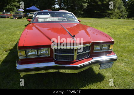 Old Westbury, New York, United States. 7 juin 2015. Une Pontiac Grand Ville rouge 1975 décapotable, vu de l'avant, est illustré à la 50e rencontre annuelle de printemps Car Show parrainé par le grand New York Region d' Automobile Club d'Amérique. Plus de 1 000 meubles anciens, classique, et les voitures personnalisées a participé à la populaire Long Island vintage car show qui a eu lieu à l'historique Old Westbury Gardens. Banque D'Images