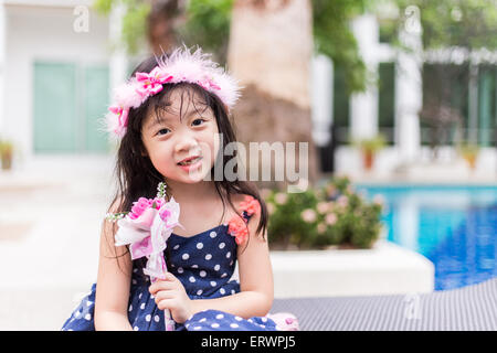 Enfant, petite fille, holding Flowers Banque D'Images