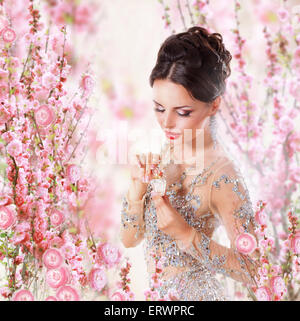 Femme avec plus de parfum floral Background Banque D'Images