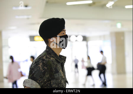 Busan, Corée du Sud. 9 juin, 2015. Un soldat porte un masque de protection à un terminal de bus dans la région de Busan, Corée du Sud. Mardi, le ministère de la Santé et du Bien-être social a confirmé la mort de l'huitième virus MERS, et huit nouveaux cas rapportés, ce qui porte le total à 95. Crédit : Ben Weller/ZUMA/ZUMAPRESS.com/Alamy fil Live News Banque D'Images