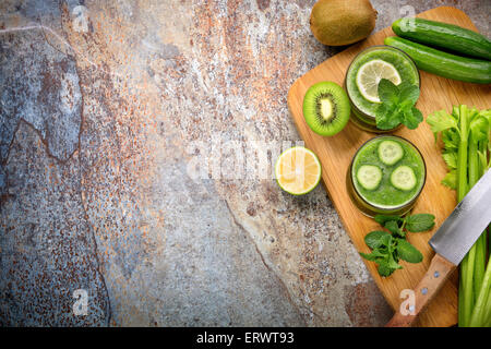 Smoothie vert citron,concombre,kiwi,et le céleri sur fond de pierre Banque D'Images