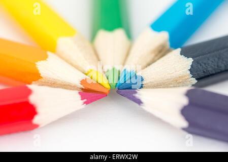 Rouge, orange, jaune, vert et bleu de crayons dans un demi-cercle Banque D'Images