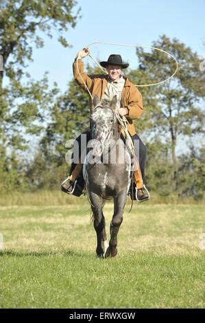 En homme Appaloosa-Mix Banque D'Images