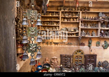 Différentes cloches, de souvenirs et des statues dans la boutique à Jaisalmer fort marché, Karnataka, Inde Banque D'Images