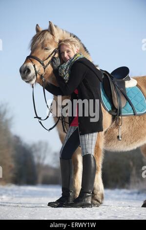 Femme avec Fjord Horse Banque D'Images