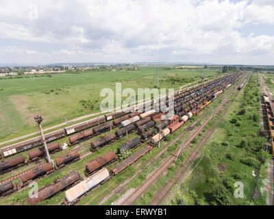 Rangées de wagons de trains de marchandises stationnés sur plusieurs voies de chemin de fer, vue aérienne Banque D'Images