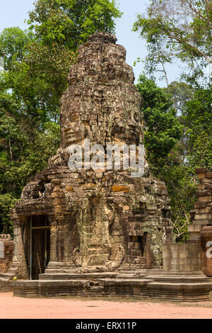 Face à l'Ouest tour Gopuram, entrée principale, cinquième cercle de murs, Ta Prohm Temple, Angkor Thom, la Province de Siem Reap Banque D'Images