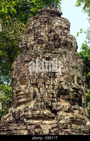 Face à l'Ouest tour Gopuram, entrée principale, cinquième cercle de murs, Ta Prohm Temple, Angkor Thom, la Province de Siem Reap Banque D'Images