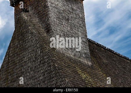 La toiture en bardeaux de bois d'une église traditionnelle roumaine en Maramures Banque D'Images