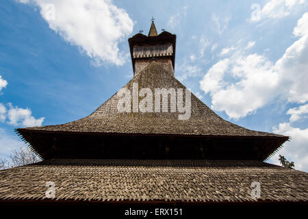 La toiture en bardeaux de bois d'une église traditionnelle roumaine en Maramures Banque D'Images