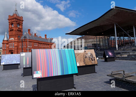 La Société royale d'exposition photographique à l'extérieur du bâtiment, Senedd La baie de Cardiff, Cardiff, Pays de Galles, Royaume-Uni. Banque D'Images