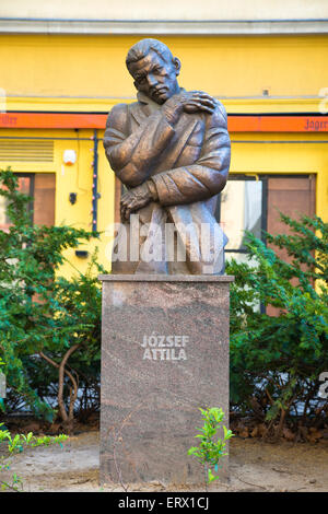 Statue du poète hongrois Attila József, Budapest, Hongrie Banque D'Images