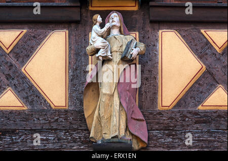 Bois sculpté de Marie tenant l'Enfant Jésus dans une vieille maison à colombages, Schönwald, Bade-Wurtemberg, Allemagne Banque D'Images