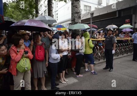 Beijing, Beijing, Chine, du RCS. 8 juin, 2015. Beijing, Chine - le 8 juin 2015 : (usage éditorial uniquement. Chine OUT) Les parents attendent en dehors de l'examen de l'emplacement de l'école secondaire n° 4 de Beijing au cours de l'examen d'entrée National College (NCEE) à Beijing, le 8 juin 2015. L'examen d'entrée à l'École nationale de 2015 s'est terminée le lundi dans la plupart des régions de Chine (dans quelques provinces Le NCEE va durer un jour de plus). Un total de 9,42 millions d'élèves se sont présentés aux examens cette année. © SIPA Asie/ZUMA/Alamy Fil Live News Banque D'Images