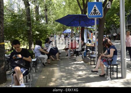 Beijing, Beijing, Chine, du RCS. 8 juin, 2015. Beijing, Chine - le 8 juin 2015 : (usage éditorial uniquement. Chine OUT) Les parents attendent en dehors de l'examen de l'emplacement de l'école secondaire n° 4 de Beijing au cours de l'examen d'entrée National College (NCEE) à Beijing, le 8 juin 2015. L'examen d'entrée à l'École nationale de 2015 s'est terminée le lundi dans la plupart des régions de Chine (dans quelques provinces Le NCEE va durer un jour de plus). Un total de 9,42 millions d'élèves se sont présentés aux examens cette année. © SIPA Asie/ZUMA/Alamy Fil Live News Banque D'Images