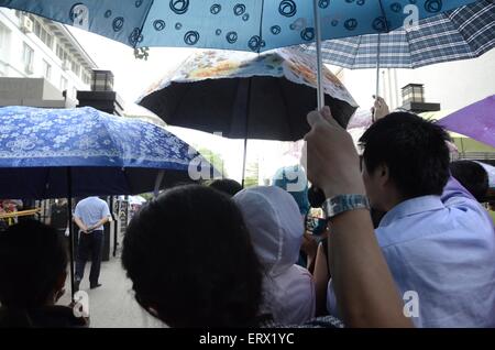 Beijing, Beijing, Chine, du RCS. 8 juin, 2015. Beijing, Chine - le 8 juin 2015 : (usage éditorial uniquement. Chine OUT) Les parents attendent en dehors de l'examen de l'emplacement de l'école secondaire n° 4 de Beijing au cours de l'examen d'entrée National College (NCEE) à Beijing, le 8 juin 2015. L'examen d'entrée à l'École nationale de 2015 s'est terminée le lundi dans la plupart des régions de Chine (dans quelques provinces Le NCEE va durer un jour de plus). Un total de 9,42 millions d'élèves se sont présentés aux examens cette année. © SIPA Asie/ZUMA/Alamy Fil Live News Banque D'Images