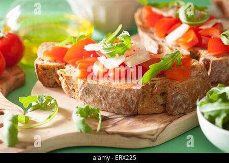 Bruschetta aux tomates italiennes avec rucola parmesan Banque D'Images