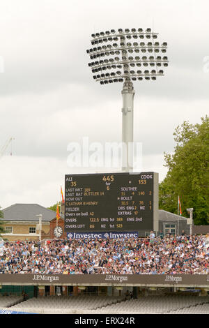 L'un des grands écrans pour afficher le score à Lords Cricket Ground sur 5ème jour 1er test match avec l'Angleterre contre la Nouvelle-Zélande Banque D'Images