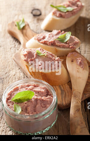 Le pâté de foie de poulet sain avec sage en pot et sur le pain Banque D'Images