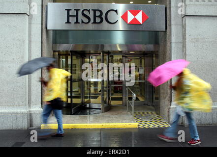 Manhattan, New York, USA. 17 mai, 2008. Les personnes avec des parasols à pied au-delà de la Banque HSBC dans le quartier financier de Manhattan, New York, USA, 17 mai 2008. Photo : Kay Nietfeld/dpa/Alamy Live News Banque D'Images