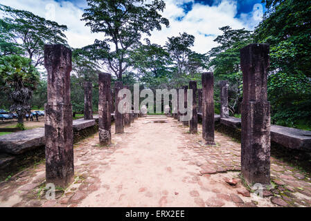 Ville ancienne de Polonnaruwa, piliers de pierre à la salle des audiences au Palais Royal de Parakramabahu, Sri Lanka Banque D'Images