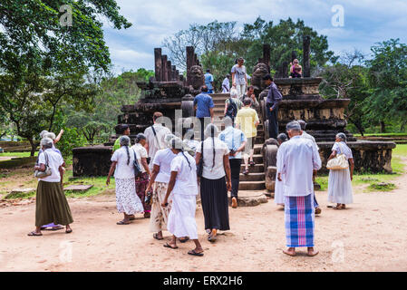 Ville ancienne de Polonnaruwa, sri-lankais les gens à la salle des audiences au Palais Royal de Parakramabahu, Sri Lanka Banque D'Images