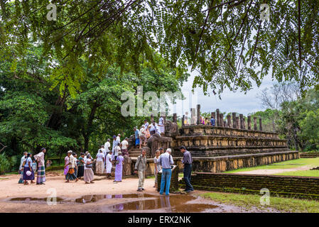 Ville ancienne de Polonnaruwa, les personnes qui visitent la salle des audiences au Palais Royal de Parakramabahu, Sri Lanka Banque D'Images