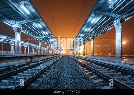 Gare à la nuit. Plate-forme du train dans le brouillard. Railroad à Donetsk. Banque D'Images