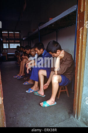 Jeunes prisonniers chinois dans le dortoir du Centre de détention pour jeunes de Chengdu, années 1980 Banque D'Images