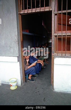 Jeunes prisonniers chinois dans le dortoir du Centre de détention pour jeunes de Chengdu, années 1980 Banque D'Images