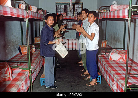 Jeunes prisonniers chinois dans le dortoir du Centre de détention pour jeunes de Chengdu, années 1980 Banque D'Images