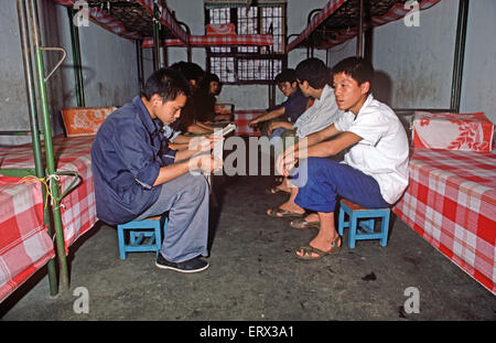 Jeunes prisonniers chinois dans le dortoir du Centre de détention pour jeunes de Chengdu, années 1980 Banque D'Images