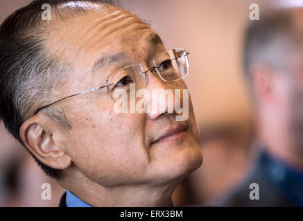 Jim Yong Kim, Président de la Banque mondiale, au début d'un événement à l'Université Goethe de Francfort am Main, Allemagne, 09 juin 2015. Jim Yong Kim prend la parole sur le rouleau des pays en développement au sein de l'économie mondiale. Photo : FRANK RUMPENHORST/dpa Banque D'Images