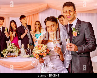 Couple de Mariés et invités de boire du champagne. Banque D'Images