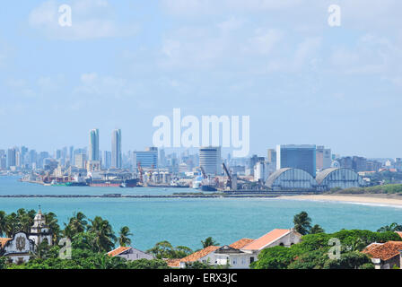 Recife, Pernambuco, Brésil, 2009. Une vue panoramique des collines de Recife d'Olinda. Banque D'Images