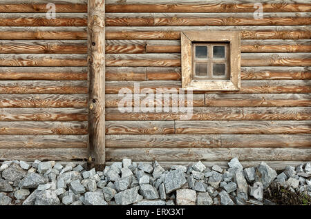 Vieille fenêtre de la vieille maison de bois sur l'arrière-plan de murs en bois Banque D'Images