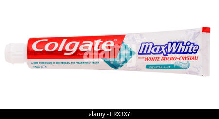 Dentifrice Colgate blanc maxi. Isolé sur le tube blanc. Banque D'Images